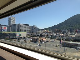 「 MOJI PORT 」 廊下から見た山側の景色