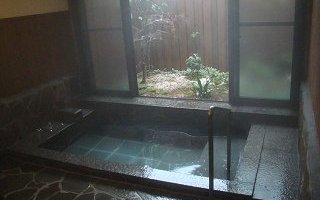 家族の湯 山の音